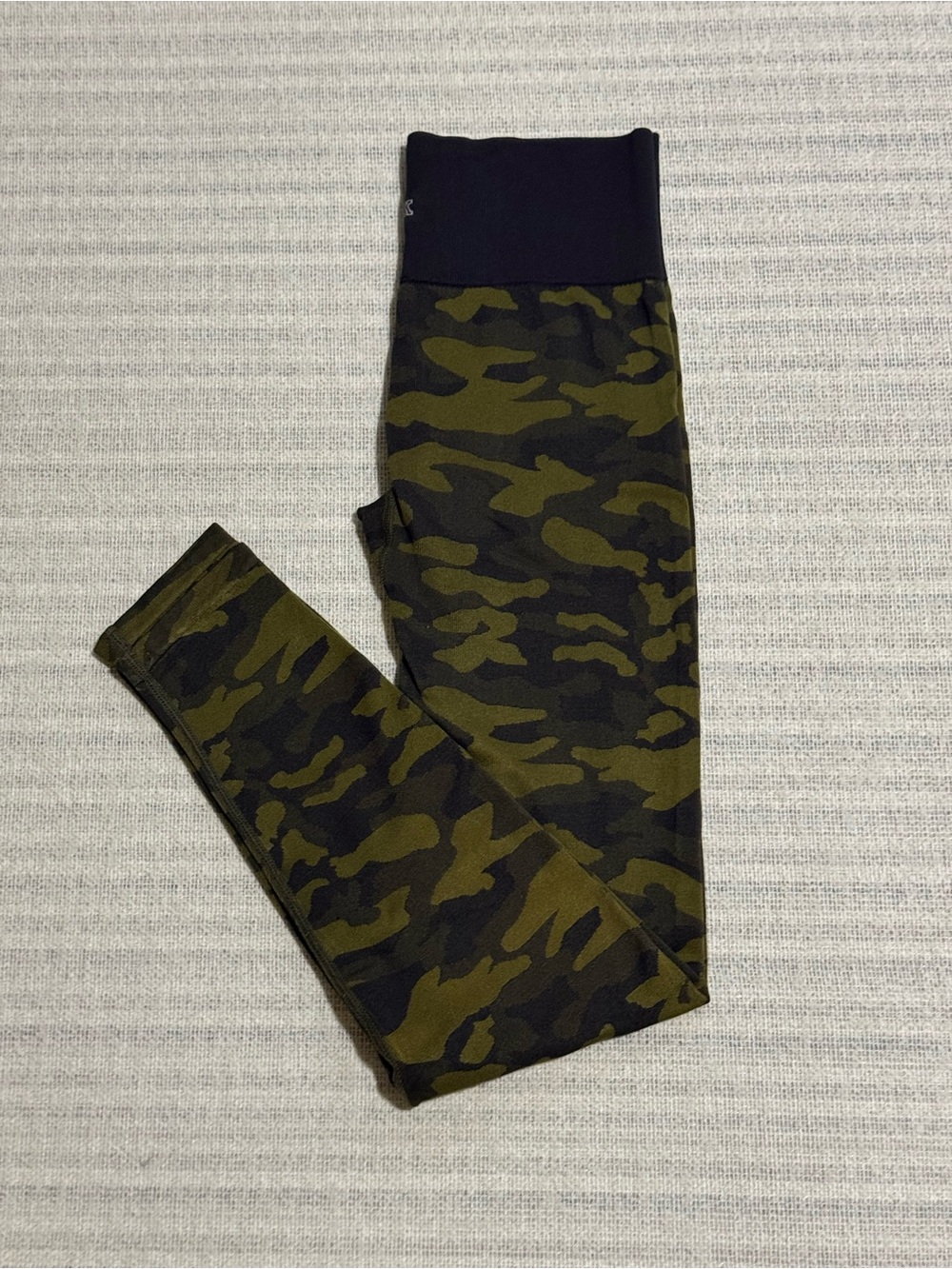 PINK Victoria’s Secret Camo Stretch Leggings - Olive Green Sz S